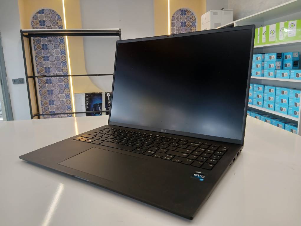لپ تاب LG gram | ظرفیت 256 گیگابایت ssd | با پردازنده intel core i7-1360p |  و 16 گیگابایت رم استوک